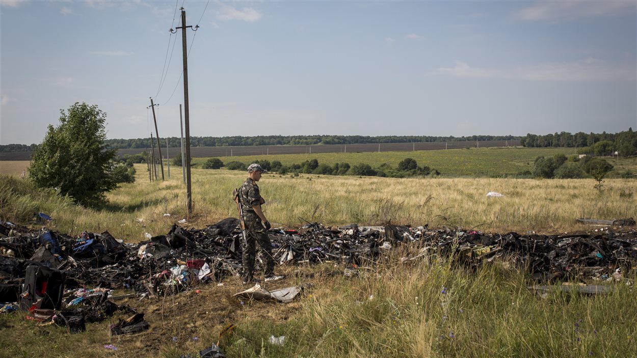 Un soldat prorusse sur le site de l'écrasement de l'avion.