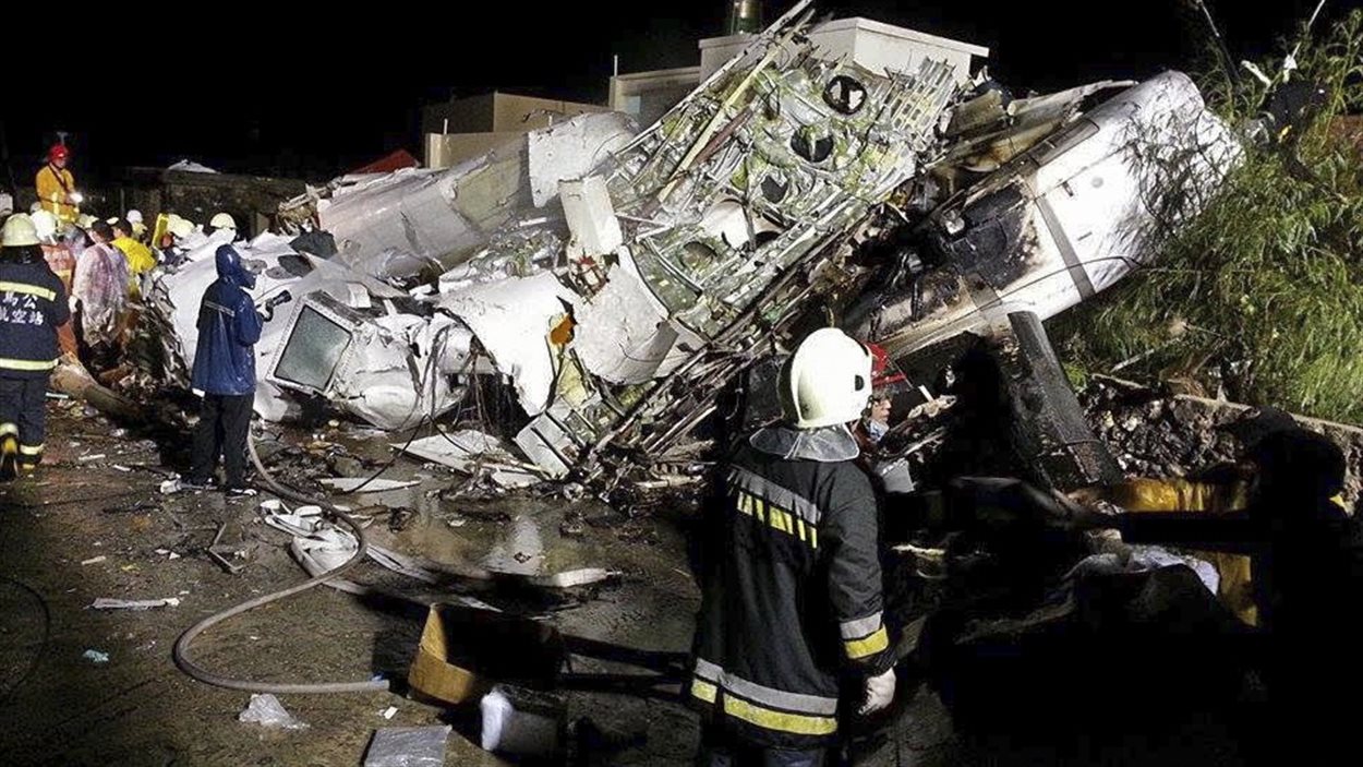 Les débris de l'avion gisent dans une rue de Xixi.