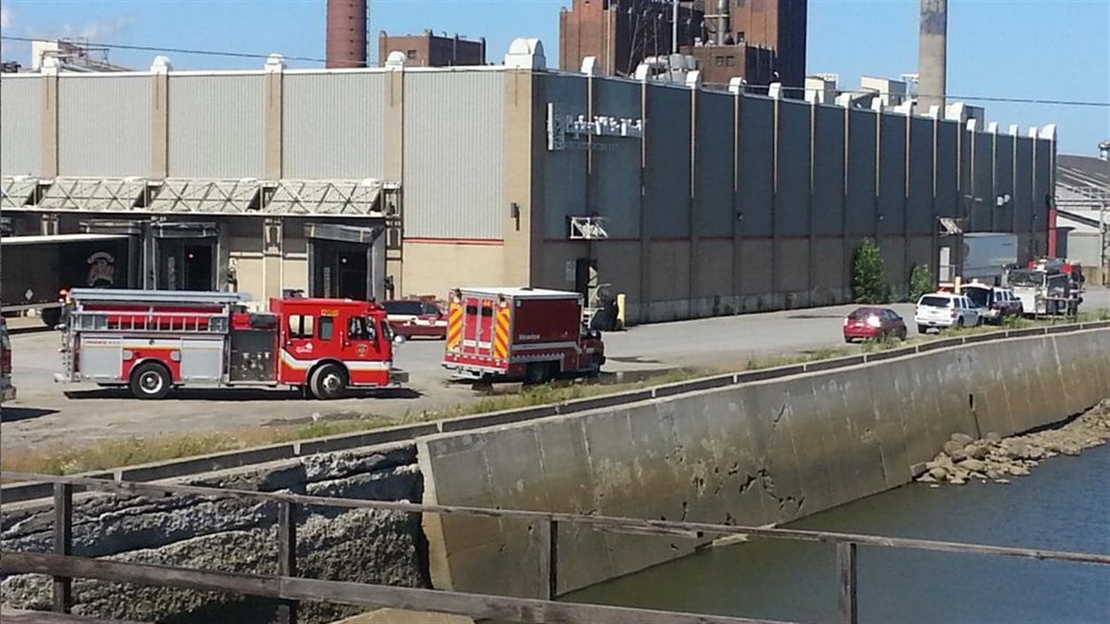 Les flammes auraient pris naissance dans un entrepôt près de l'usine.