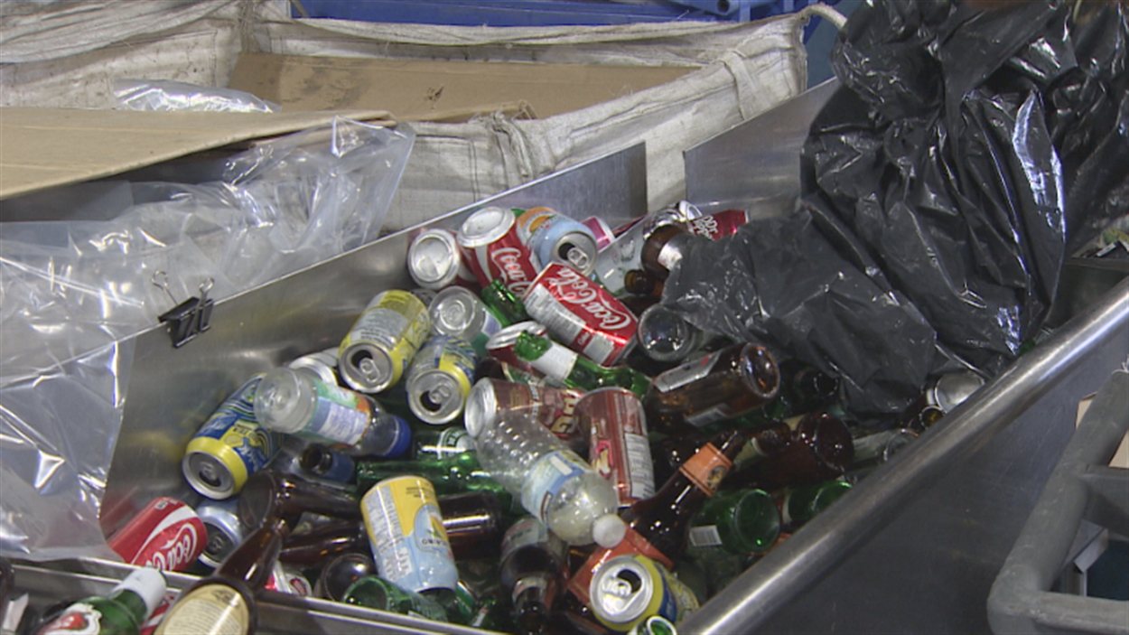 Cannettes et bouteilles déposées au nouveau centre de recyclage vert de Vancouver.