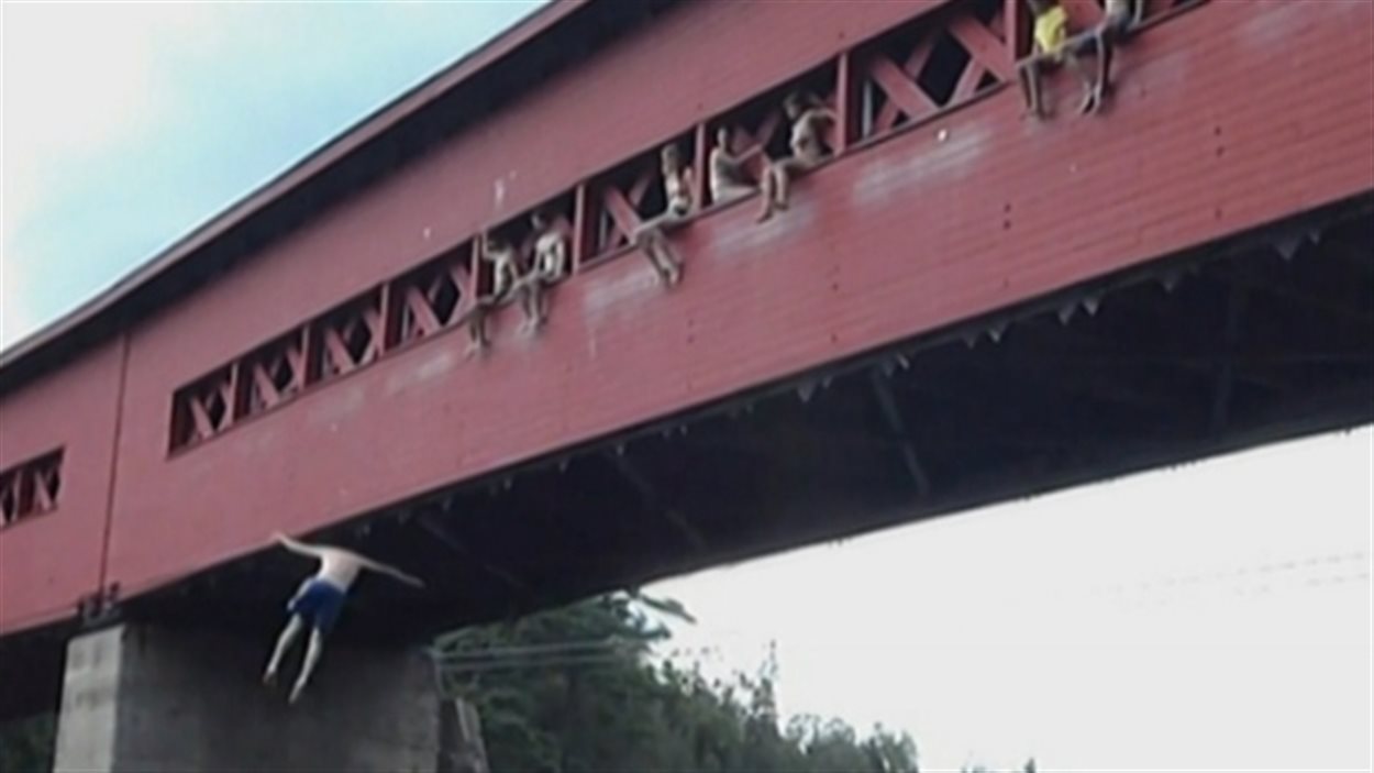 De nombreux plongeurs amateurs sautent du pont couvert de Wakefield