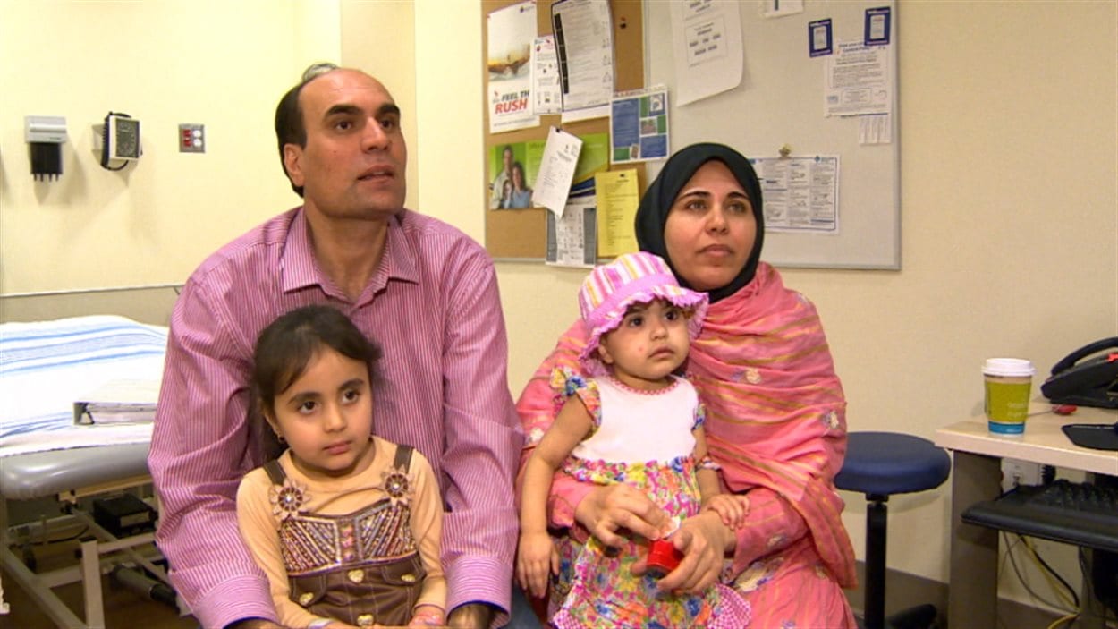 La famille de la petite Nazdana Jan (à droite, sur les genoux de sa mère), le 25 juillet 2014 à l'Hôpital pour enfants de l'Alberta à Calgary.