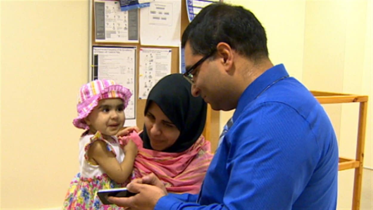 La petite Nazdana Jan rencontre le Dr Aneal Khan le 25 juillet 2014 à Calgary.