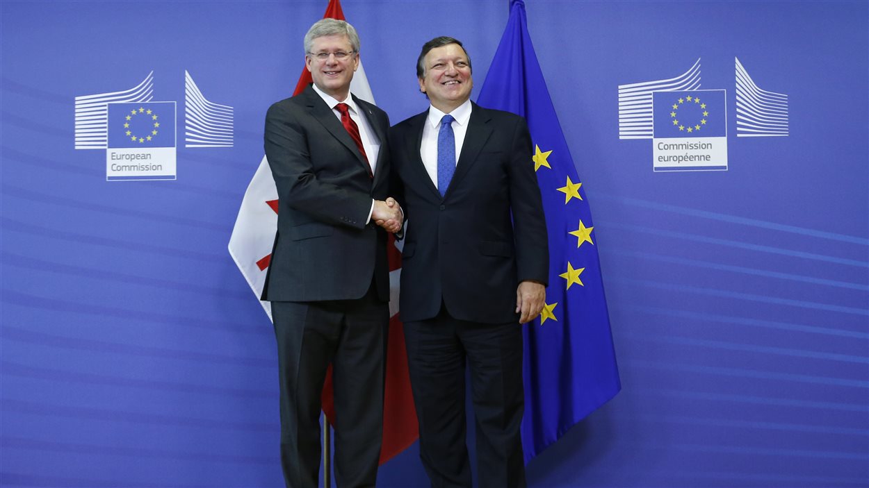 Le premier ministre Stephen Harper et le président de la Commission européenne, Jose Manuel Barroso, lors de la conclusion de l'entente en octobre 2013.