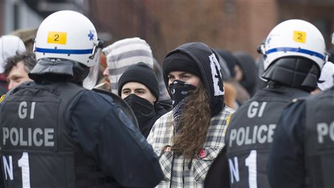 Les policiers de Montréal lors d'une manifestation en mars dernier. 