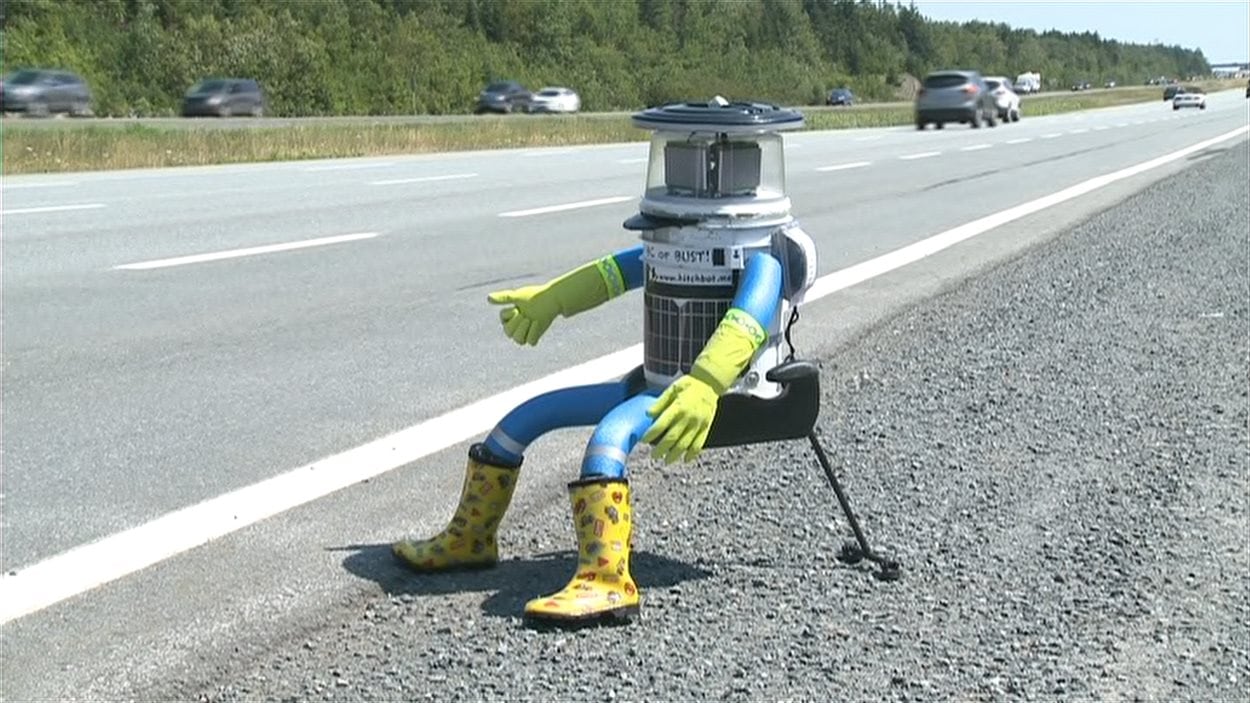 Le robot HitchBOT au moment de son grand départ, près d'Halifax