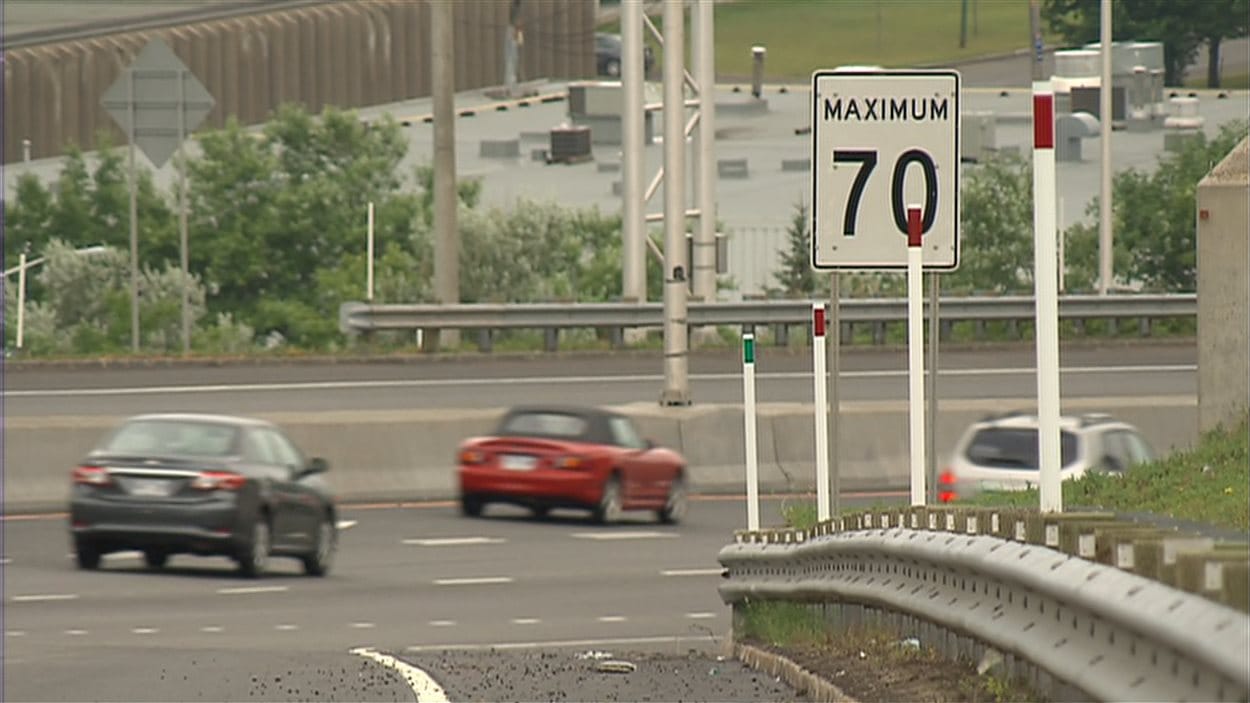 Un panneau de signalisation indique la limite de vitesse à respecter.