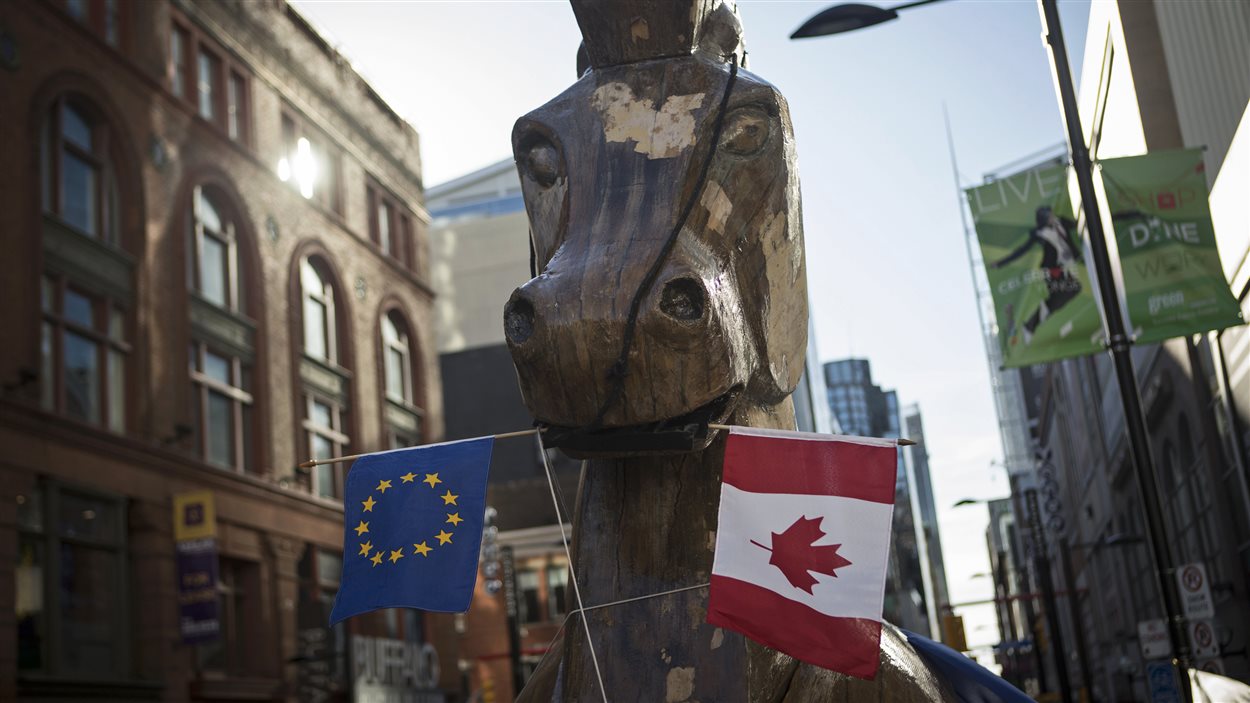 Un cheval de Troie géant arborant les drapeaux de l'Union européenne et du Canada avait été érigé à Toronto par des activistes pour protester contre l'accord de libre-échange, le 4 novembre dernier