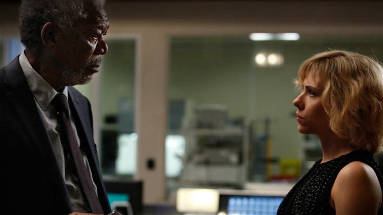 Morgan Freeman et Scarlett Johansson dans une scène du film