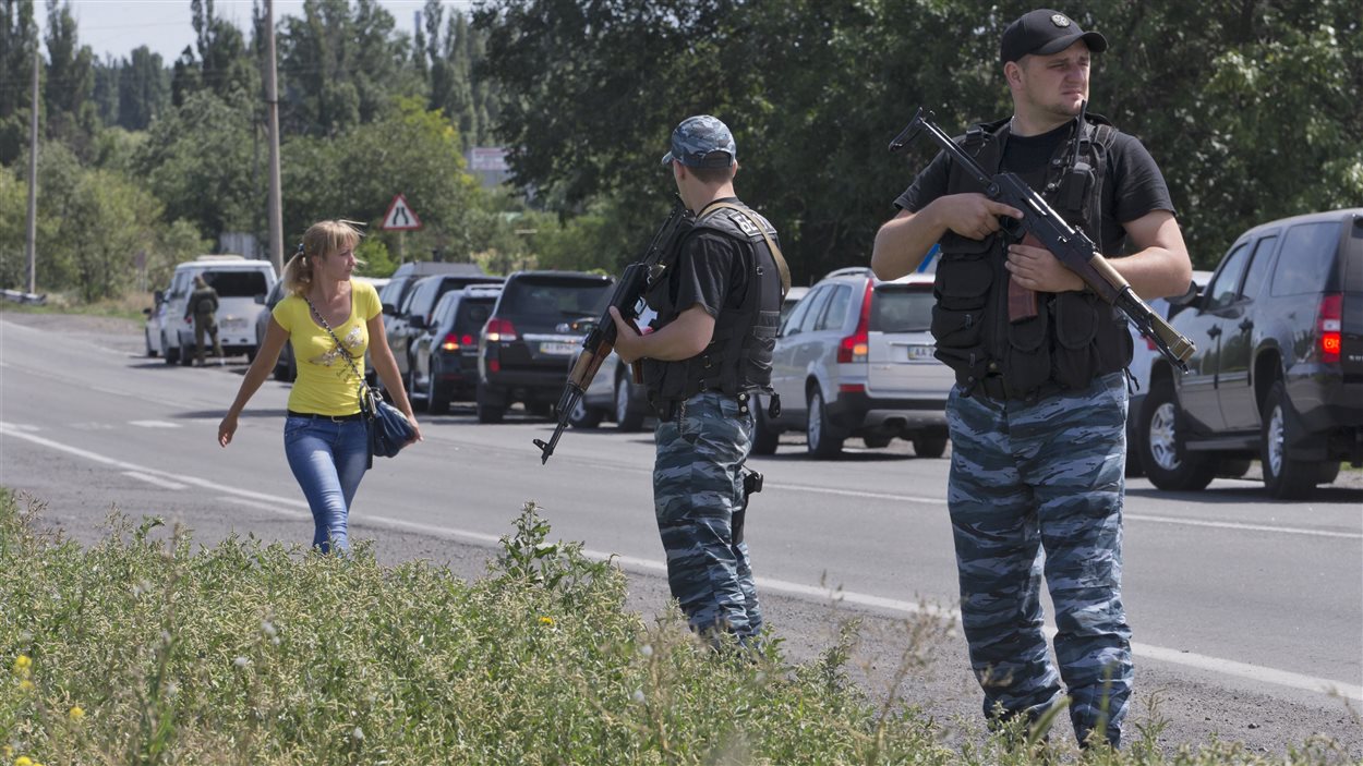 Des rebelles prorusses surveillent un convoi d'experts internationaux dans la région de Donetsk