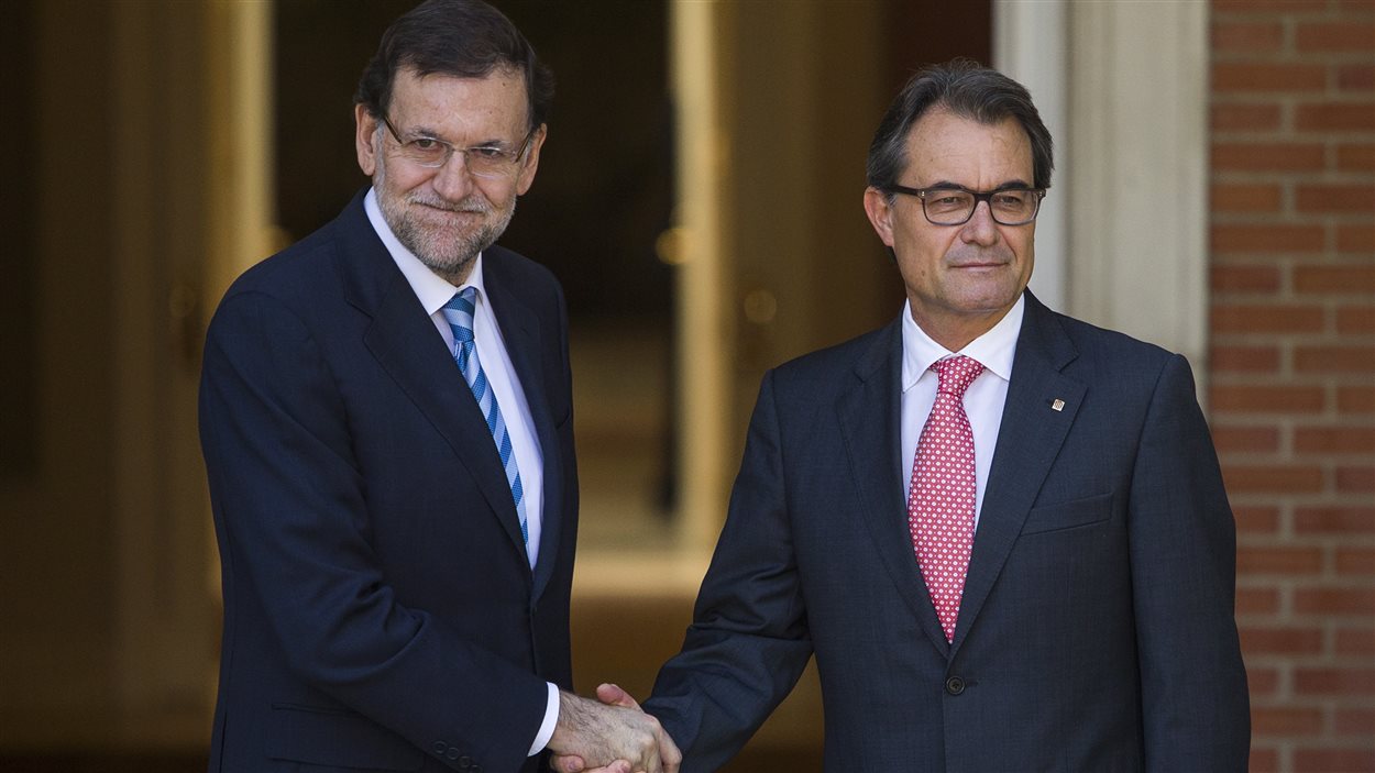 Le président de la Catalogne Artur Mas (droite) rencontre le chef du gouvernement espagnol Mariano Rajoy à Madrid.
