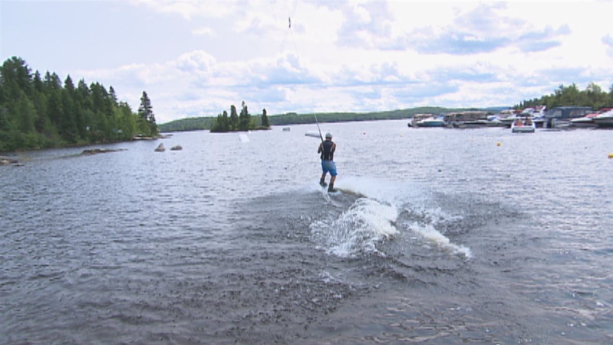 Nouveau parc de wakeboard sur câbles au lac Kénogami RadioCanada.ca