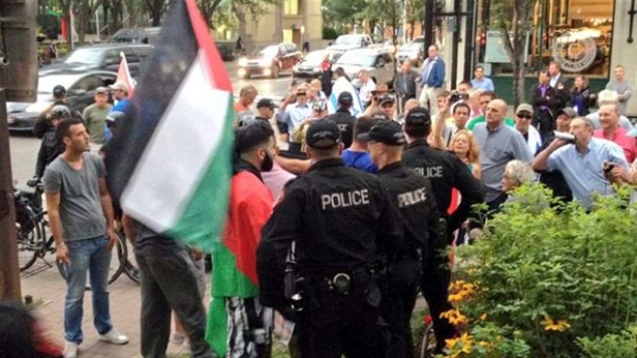 Un petit groupe de pro-Palestiniens se sont approchés du rassemblement pro-Israéliens, mais la police les a tenus à l’écart
