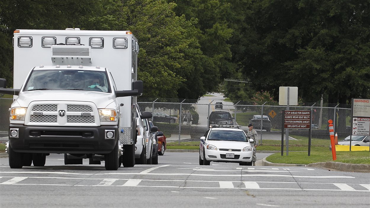 L'ambulance quitte la base aérienne de Dobbins, près d'Atlanta 