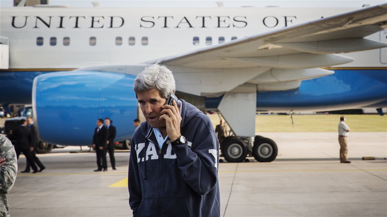 Le secrétaire d'État américain John Kerry au téléphone, le 1er août 2014