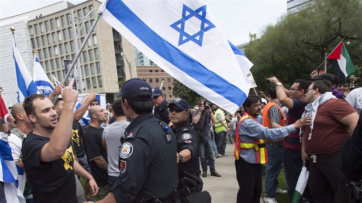 Des policiers de Toronto séparent des manifestants de la Ligue de défense juive de manifestants pro-palestiniens (archives).