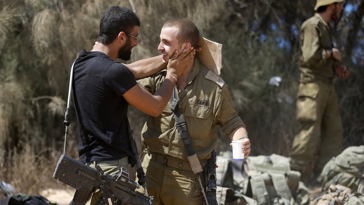 Des soldats israéliens de la brigade Givati bien contents d'être de retour à Israël.