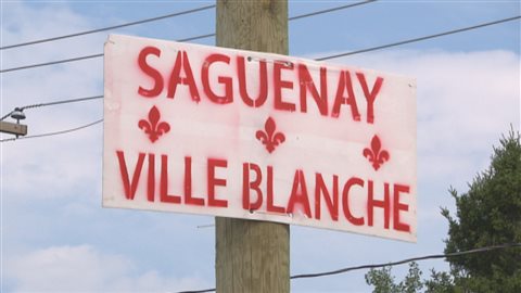 Des affiches portant l'inscription "Saguenay ville blanche" ont été apposées à l'entrée de la ville.