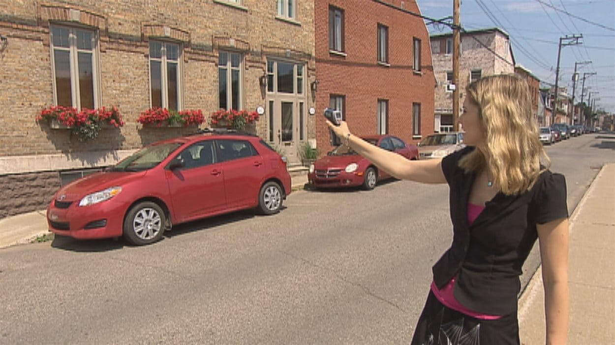 Notre journaliste Sarah Dion-Marquis utilise le détecteur de chaleur dans le quartier Saint-Sauveur.