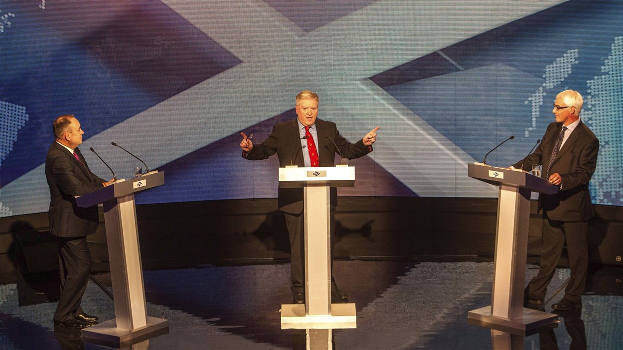 Le premier ministre écossais Alex Salmond (gauche) et le chef du camp du « Non » Alistair Darling (droite). Au centre le modérateur du débat.