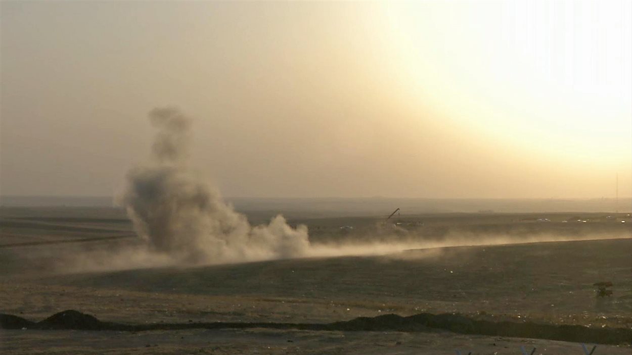 Photo tirée d'une vidéo d'un bombardement contre des positions djihadistes en Irak.