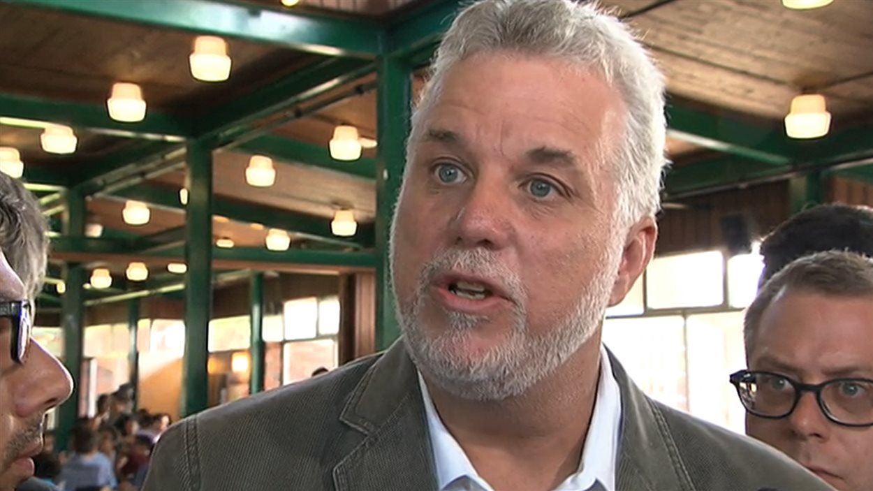 Philippe Couillard en point de presse à la commission jeunesse du PLQ, le 9 août 2014