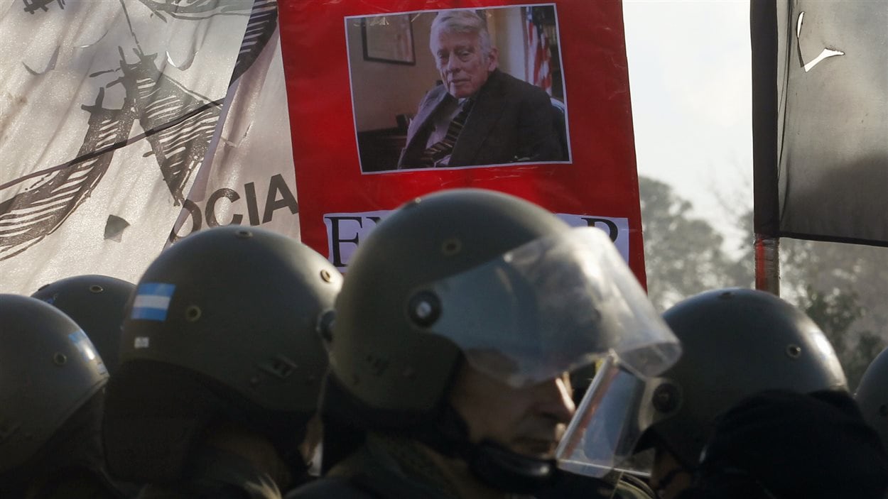 Des manifestants portent une photo du juge Griesa lors d'une manifestation à Buenos Aires le 8 août 2014