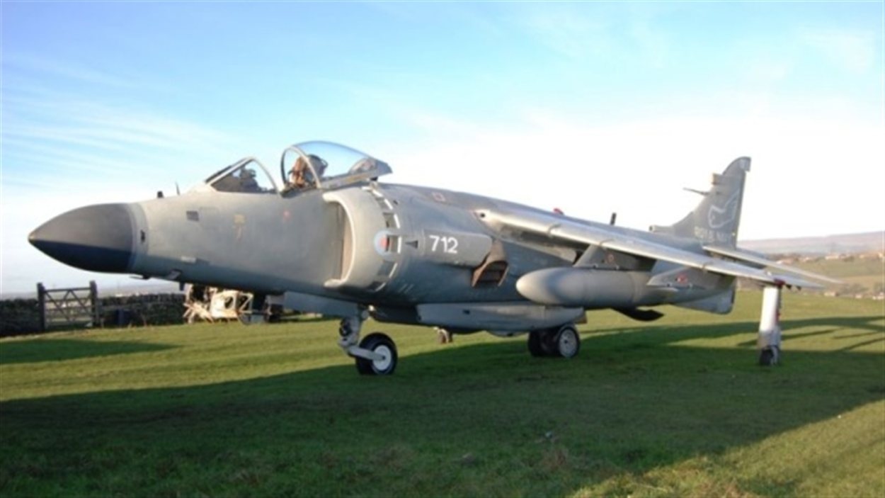 Un collectionneur met en vente un avion militaire sur Kijiji RadioCanada — free download