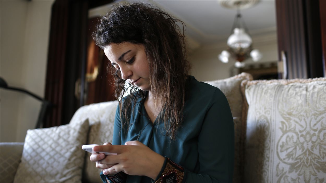 Farah Baker utlise son téléphone intelligent dans la maison familiale à Gaza.