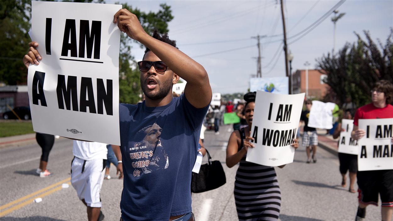 Des résidents de Ferguson ont continué de manifester dans les rues de la ville lundi. Ils demandent justice pour Michael Brown.