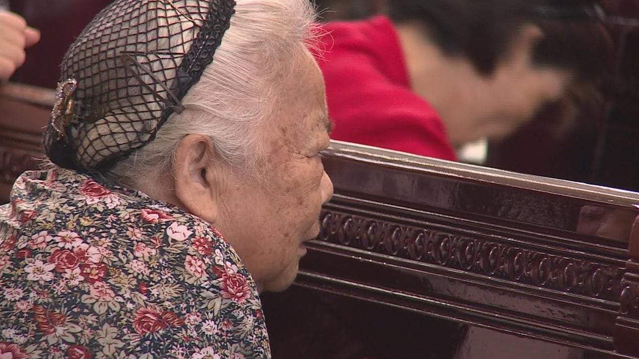 Une chrétienne prie dans une église de Chine.