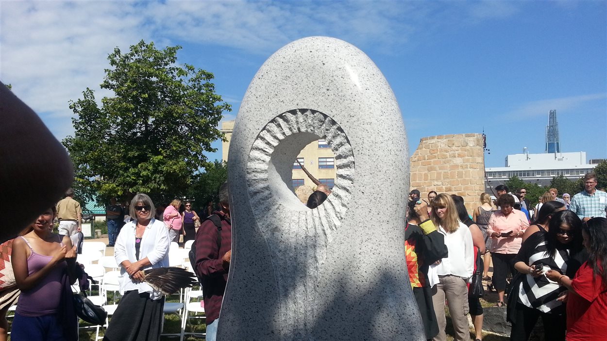 La province du Manitoba dévoile un monument en l'honneur des femmes autochtones victimes d'homicide ou disparues.