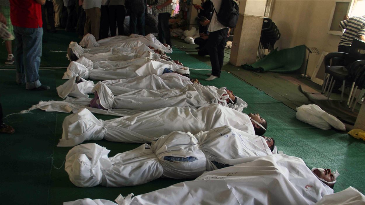 La répression qui a suivi le coup d'État du 3 juillet 2013 a a fait des milliers de morts en Égypte. Cette photo montre des corps de manifestants qui avaient été entassés dans une mosquée du Caire le 16 août.