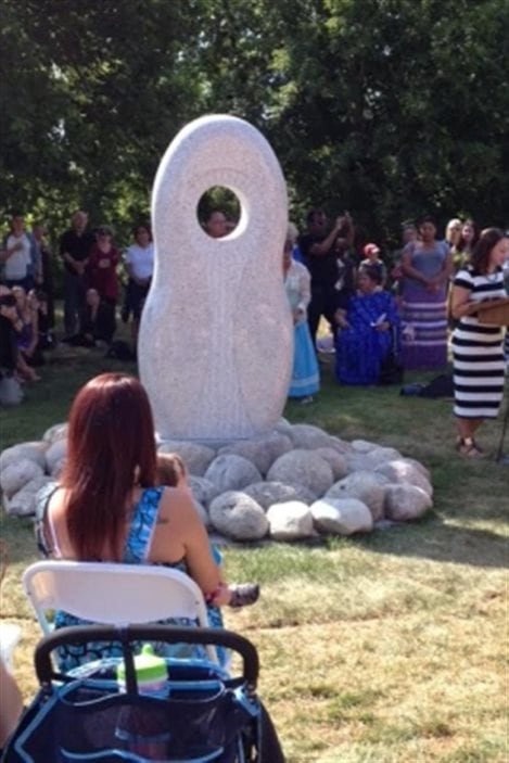 Un monument se dresse maintenant à la Fourche, à Winnipeg, en l'honneur des femmes autochtones assassinées ou disparues. Il a été financé par le gouvernement du Manitoba.