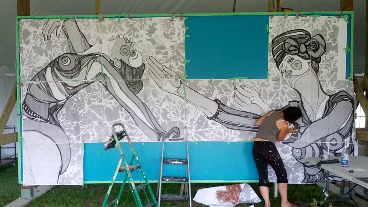 Adèle Blais est l'une des peintres qui participent au Symposium d'art mural de Sherbrooke.