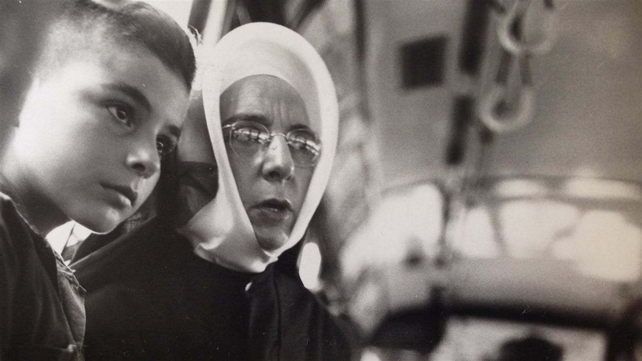 Lida Moser : Une religieuse accompagnant un jeune garçon dans un autobus, à Montréal, été 1950, gélatine argentique, 17,6 x 18 cm (P728,DM3,P96)