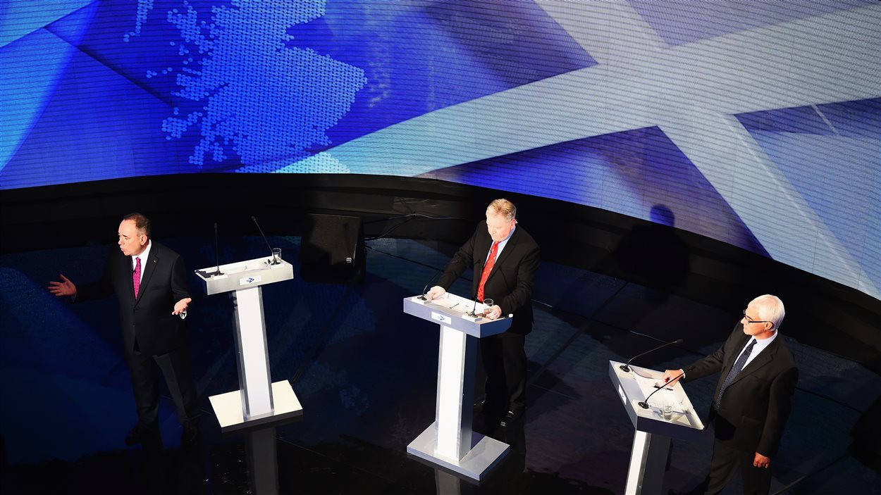 Le 5 août 2014, le premier ministre de l'Écosse, Alex Salmond (à gauche), affronte l'opposant à l'indépendance écossaise, Alistair Darling (à droite), lors d'un débat télévisé.