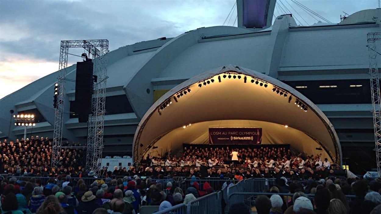 Des dizaines de milliers de perosnnes ont assisté au concert de l'OSM sur l'esplanade du Parc olympique, jeudi soir.