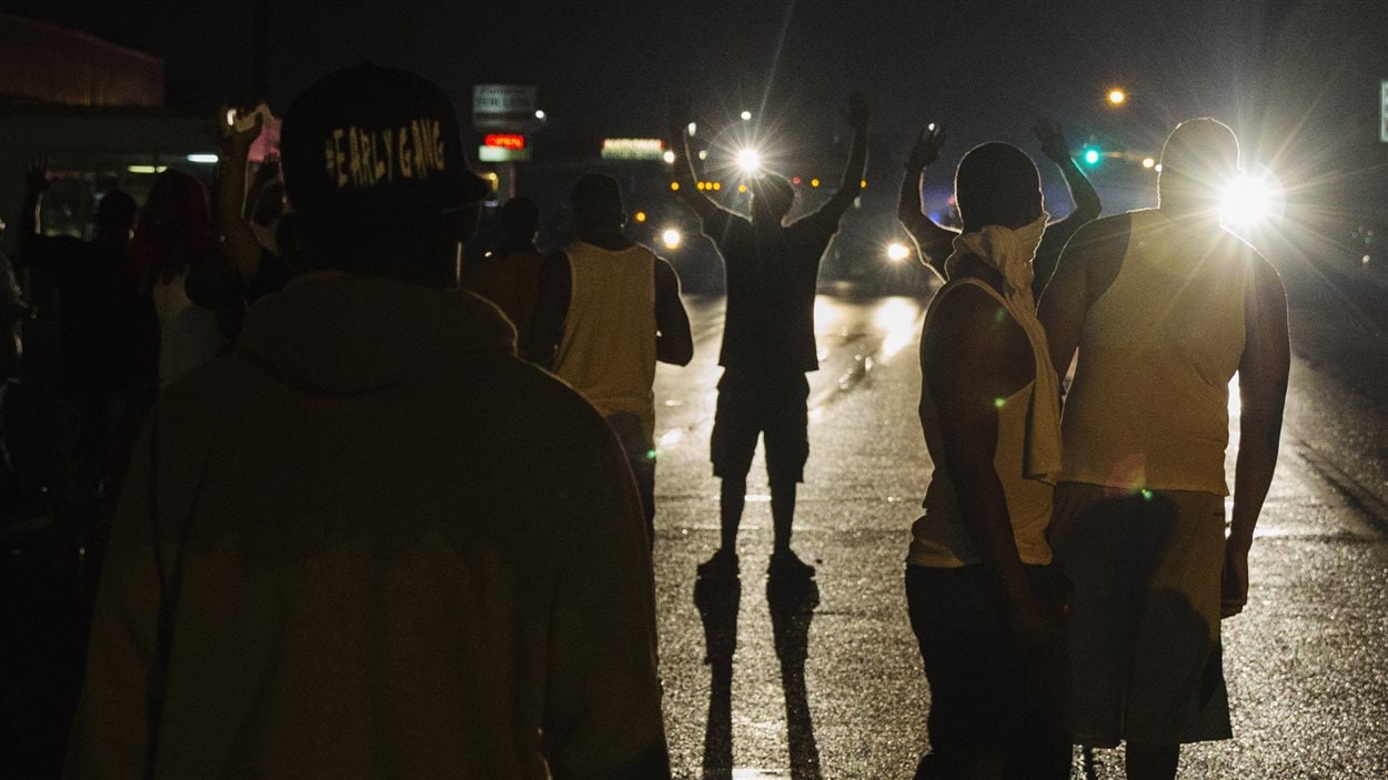 Manifestants à Ferguson, dans la nuit de vendredi à samedi