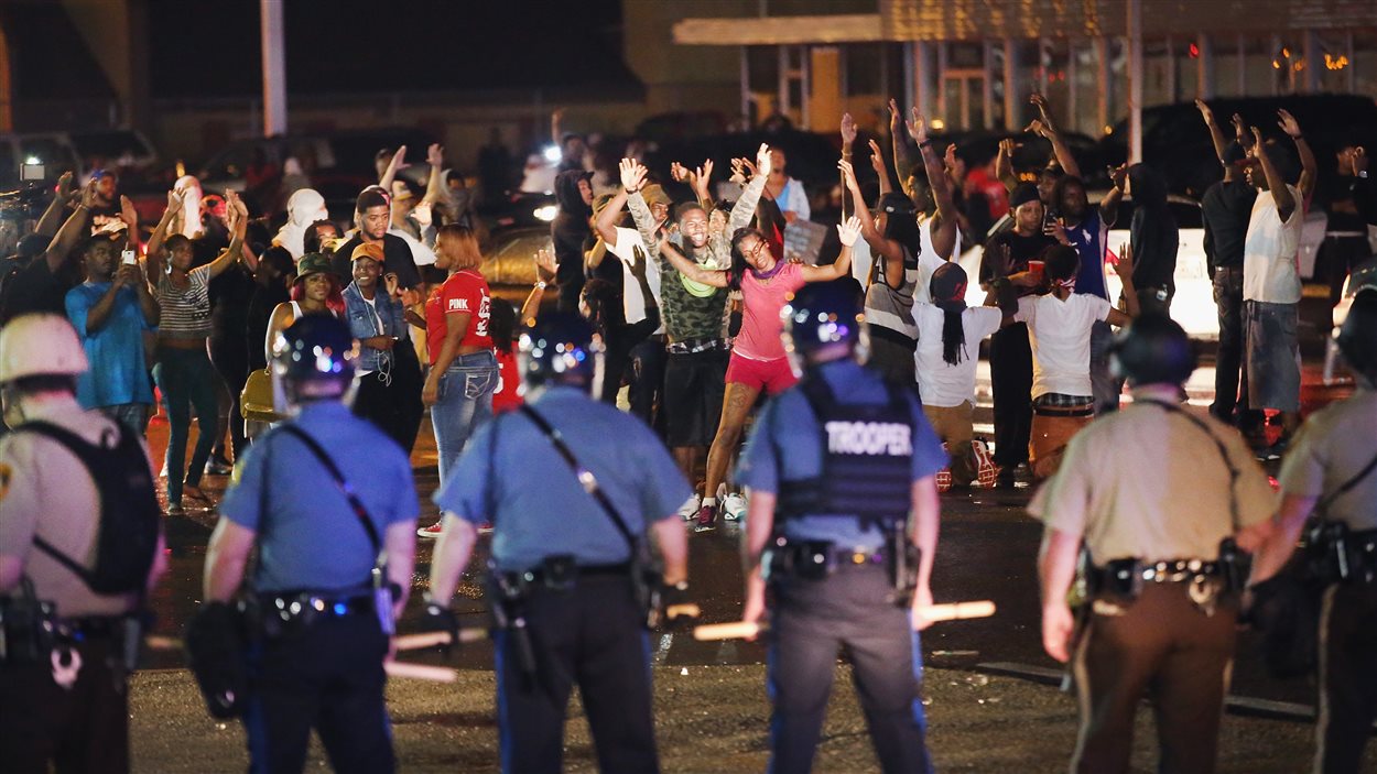 Manifestants et policiers se font face à Ferguson.
