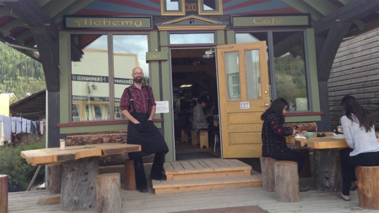 Florian Boulais devant son café à Dawson City