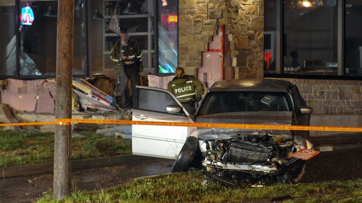 Un homme fonce dans un restaurant à Victoriaville RadioCanada.ca Un homme fonce dans un restaurant à Victoriaville RadioCanada.ca