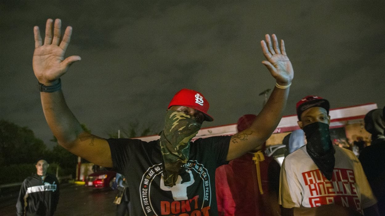 Des manifestants bravant le couvre-feu décrété par le gouverneur du Missouri