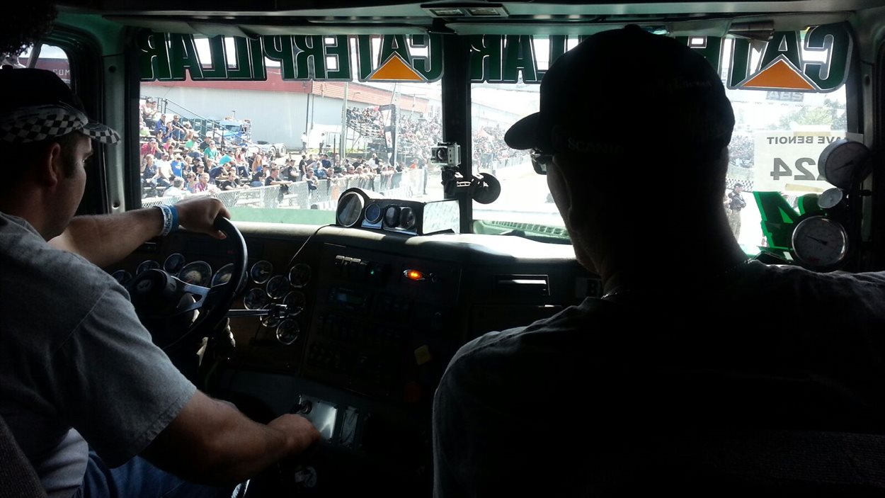 Les courses de camions attirent les foules à BaieduFebvre RadioCanada