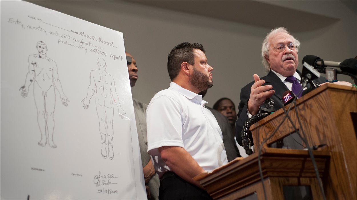 Le Dr Baden (droite) et le Pr Shawn Parcells (gauche), qui ont pratiqué l'autopsie indépendante sur Michael Brown, le 18 août 2014