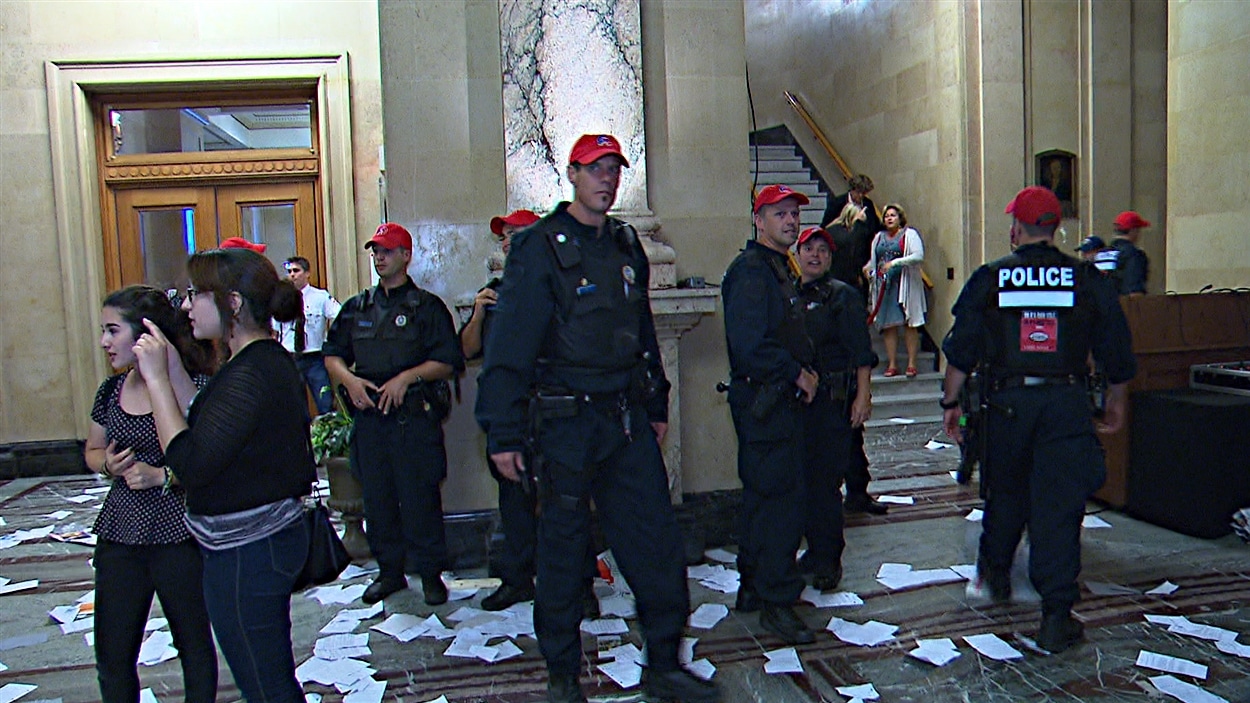 Des policiers présents à l'hôtel de ville de Montréal lors de la manifestation de syndiqués.