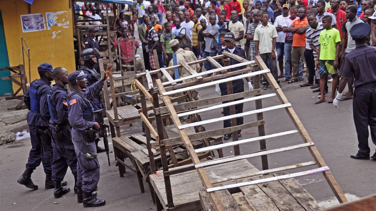 Le quartier de West Point, un bidonville de Monrovia, a été placé en quarantaine en raison de l'épidémie du virus Ebola.