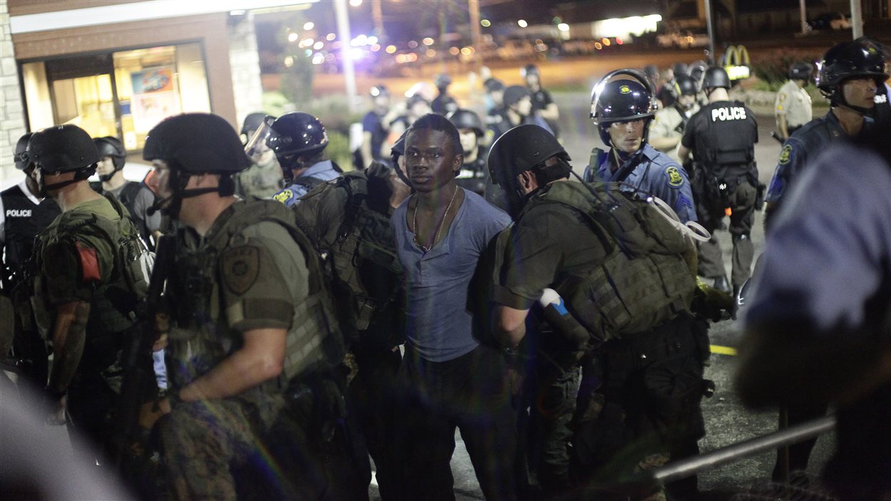 Les policiers arrêtent un homme au cours d'une manifestation nocturne à Ferguson, le 20 août 2014.