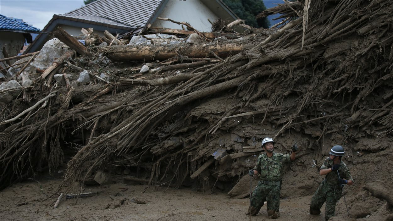 Des soldats japonais ont été dépêchés sur place pour participer à la recherche de survivants.
