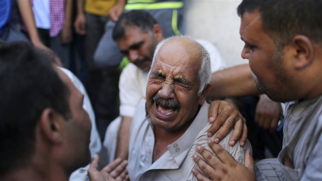 Un grand-père pleure la mort de ses trois petits-enfants, qui ont péri sous les tirs aériens de l'armée israélienne. 